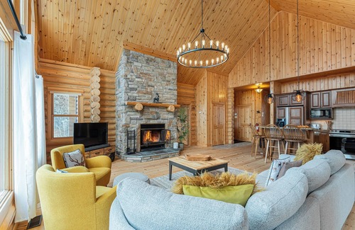 Fiddler Lake Resort House | Fiddler Lake Resort Chalet + Private Jacuzzi