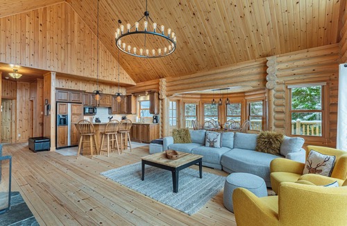 Fiddler Lake Resort House | Fiddler Lake Resort Chalet + Private Jacuzzi