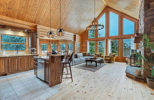 Fiddler Lake Resort House | Fiddler Lake Resort Chalet + Private Jacuzzi