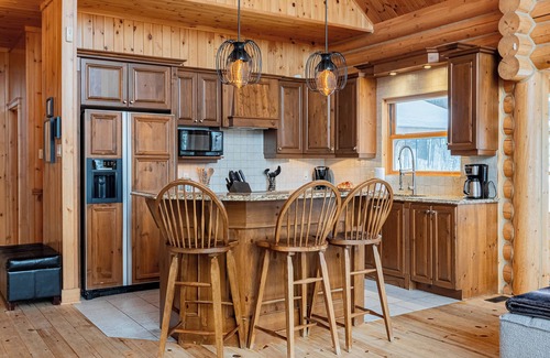Fiddler Lake Resort House | Fiddler Lake Resort Chalet + Private Jacuzzi