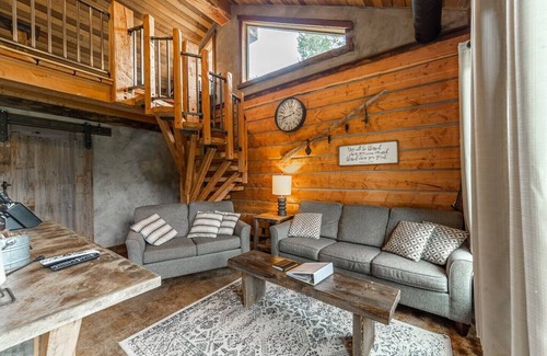 Coram Cabin | Field Guide Glacier - Cabin in the Pines