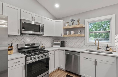 Angier House | Fieldview Retreat, Sleeps 7!