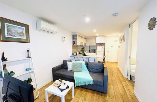 Melbourne Central Business District Apartment | ❤️FIFFT08/InnerCBD/SkyHigh View/1Min To Station/FREE(Pool/GYM/Tram)