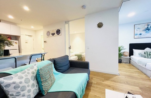 Melbourne Central Business District Apartment | ❤️FIFFT08/InnerCBD/SkyHigh View/1Min To Station/FREE(Pool/GYM/Tram)