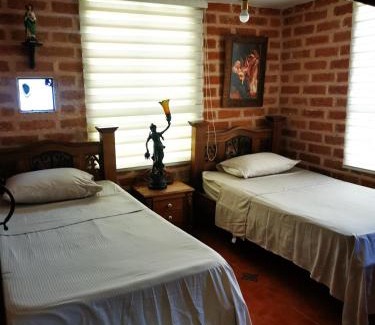 Sopetran House | Finca con forma de castillo y piscina en Sopetrán