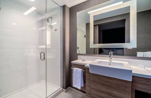 Oakland House | FIND SUITE SOPHISTICATION AT OAKLAND, CA