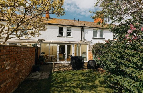 Penrhyn Bay House | FIR TREE COTTAGE/COSY 3 BED COTTAGE IN PENRHYN BAY WITH SEA VIEWS, ACCESS TO