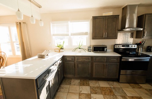 Somerset Cottage | FIRE PIT, FENCED YARD, FIREPLACE, HOT TUB, 100 meg internet, LAKE CUMBERLAND