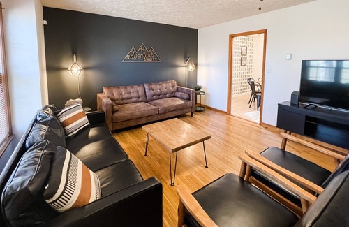 Bluewell House | Fire Pit 🔹Private Bedrooms 🔹5 miles to Trail 🔹Garage