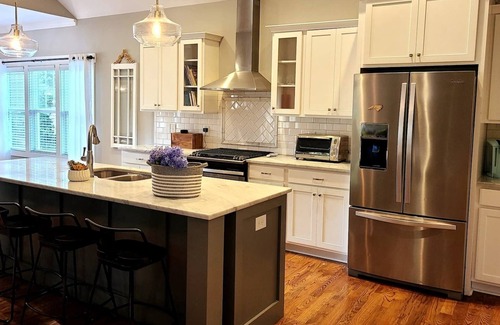 Southern Pines House | Firefly Cottage with Cozy Fire pit, porch swing & King bed in SouthernPines