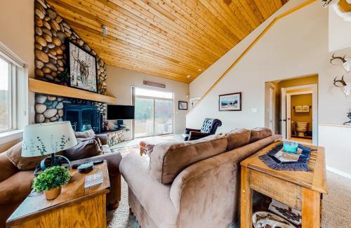 Big Sky Apartment | Firelight Chalet 94