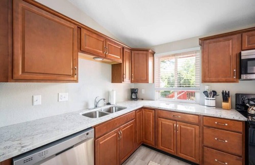 Wayne House | Firepit & 10mins to Speedway - Westside Splendor