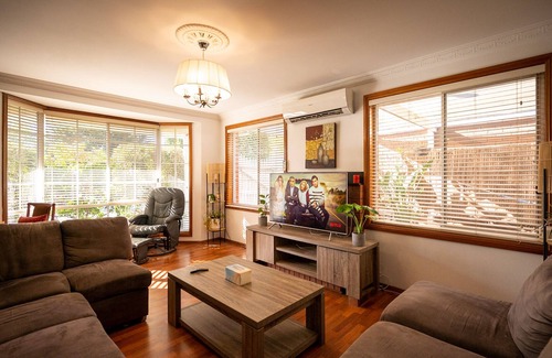 Hoppers Crossing House | Fireside Comfort, King Bed, Nursery, 3 fenced gardens. Hoppers Haven