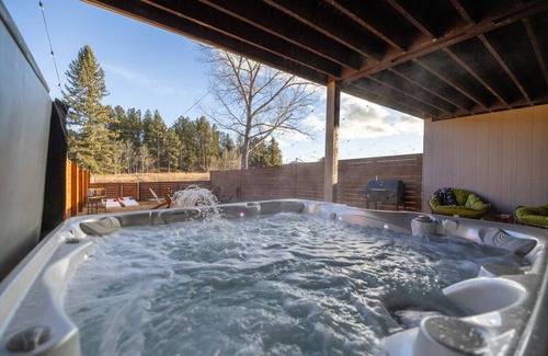 Custer House | Fireside Grove | Downtown Stay w/Hot Tub