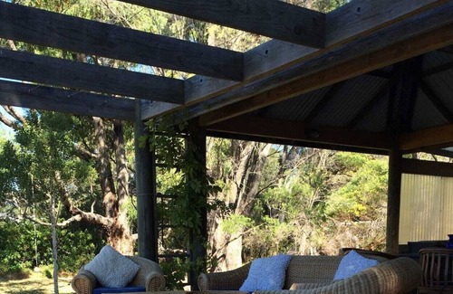 Quindalup Cottage | Fireside romance + waterside location