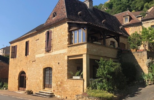 Cenac-et-Saint-Julien House | First floor of historic house in Perigord