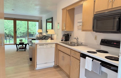 Fish Creek Condo | Fish Creek, Door County Condo - Walk to Shopping, Dining & Peninsula State Park