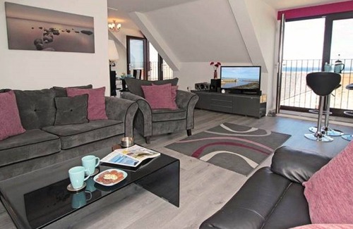 Seahouses Cottage | Fisherman's Cottage with amazing sea views - set in old quiet cobbled square