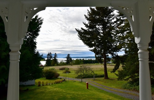 Lopez Island House | Fisherman’s Bay view 1910 Lopez Island farmhouse with beautiful views