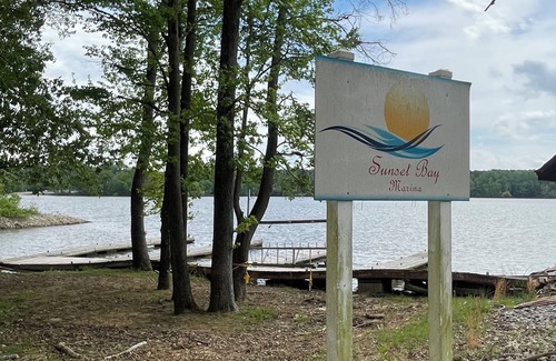 Springville House | Fisherman’s Paradise 3-bedroom lake view home with WiFi, AC in Springville, TN.