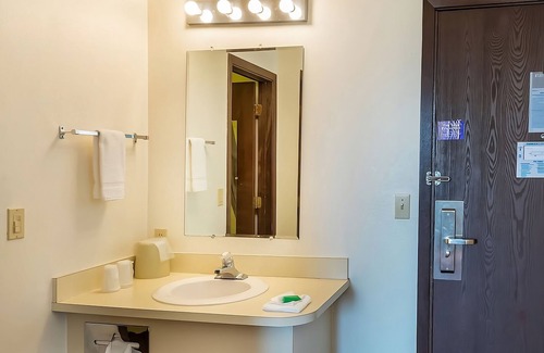 Shelby Hotel | Fishing and Boating on Lake Shel-oole! Free Parking, Pet-Friendly