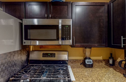 Avinger House | Fishing Cabin Near Lake O’ the Pines - Fenced Dog-Friendly Yard & Firepit