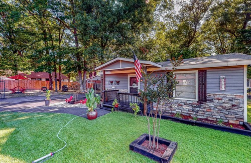 Avinger House | Fishing Cabin Near Lake O’ the Pines - Fenced Dog-Friendly Yard & Firepit