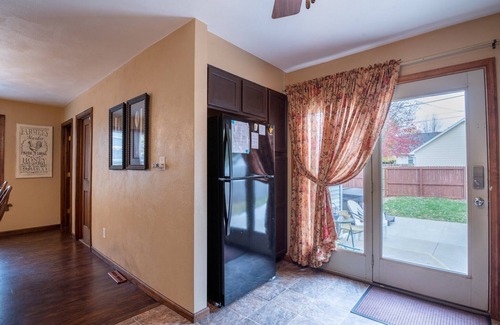 Pekin House | Fit For a Crew With Hot Tub Too-5 bedrooms