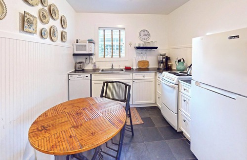 Gearhart Apartment | FITZGERALD`S COTTAGE NORTH at Gearhart Beach - Two Blocks to Beach PET FRIENDLY