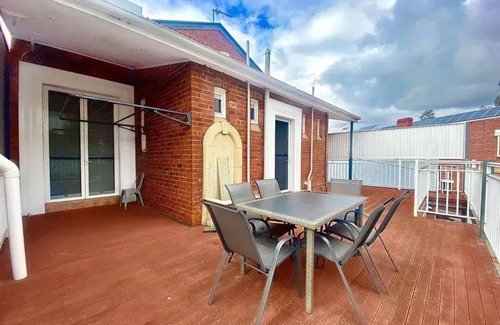 Wagga Wagga House | Fitzmaurice St · Waterviews | Hidden Gem in CBD - Sleeps 10