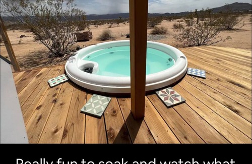 Joshua Tree House | Five acre mesa to roam with infinity jacuzzi, star gazing, and art studio. n