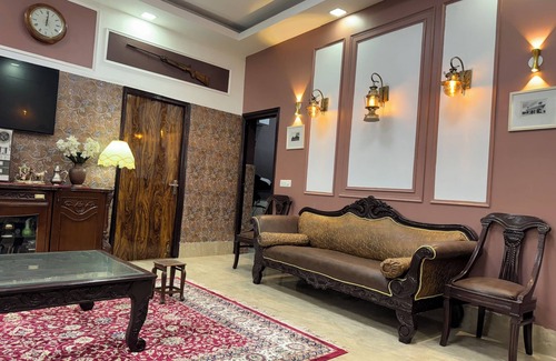 New Delhi Villa | Five Star Hotel feel- Luxurious bungalow with Huge American style kitchen