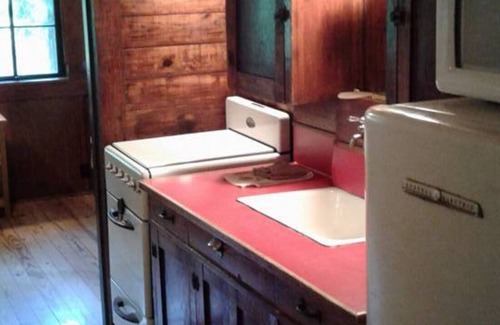 Hot Springs Cabin | FIVE POINTS~LAKE HAMILTON: Cabin#2 ~ 1BR w/2 Full Beds, Futon in LR, Full Kitchen, Breakfast "Fixins" Provided
