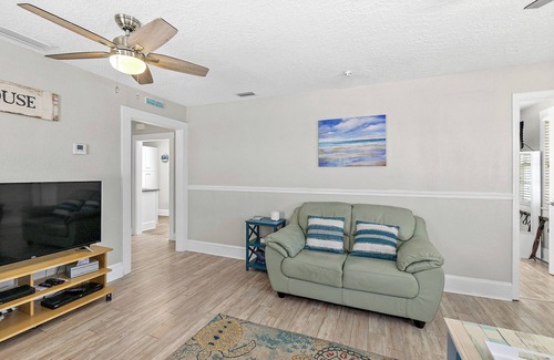 Flagler Beach Cottage | Flagler Beach Seaside 2-bedroom cottage with Wi-Fi, AC in quaint Flagler Beach