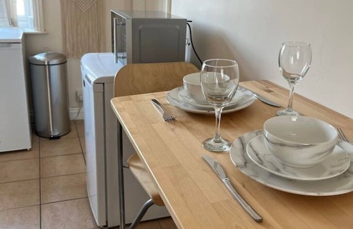 Abingdon Apartment | Flat 1,1 bedroom flat sleeps 4 in Abingdon Oxfordshire