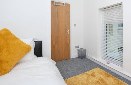 Southsea Apartment | Flat 1| 2 BR Flat, Southsea, Sleeps 4, w/Parking