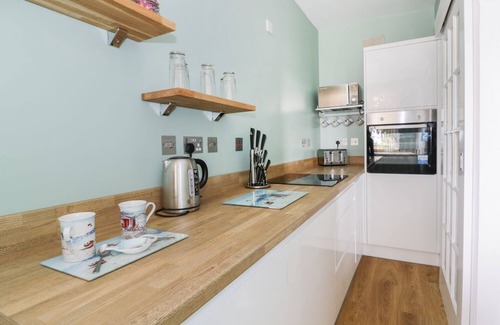 Frinton-on-Sea Cottage | FLAT 1, CAMBRIDGE COURT, family friendly in Frinton-On-Sea