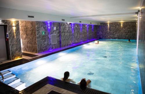 Bowness-on-Windermere Apartment | Flat 2, The Old Antiques Warehouse - FREE off-site Health Club access with Pool, Sauna, Steam Room & Gym