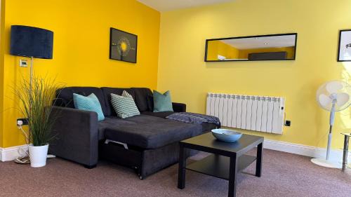 The Lanes Apartment | Flat 5 mins away from beach!