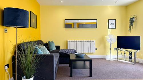 The Lanes Apartment | Flat 5 mins away from beach!