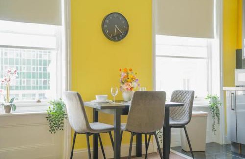 The Lanes Apartment | Flat 5 mins away from beach!