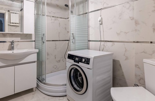 Merter Apartment | Flat with Balcony 3 min to Public Transportation