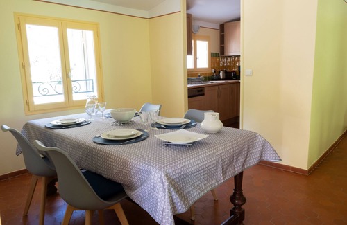 Hyeres House | Flat with loggia in a charming 18th century family estate, quiet, with independant entrance.