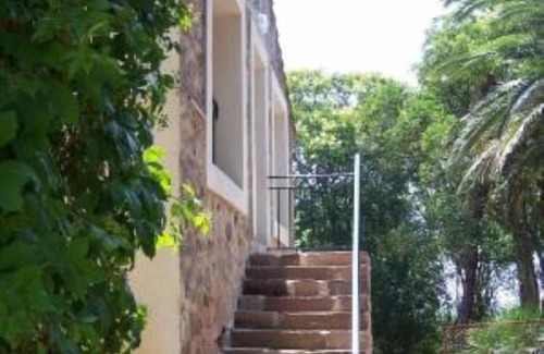 Hyeres House | Flat with loggia in a charming 18th century family estate, quiet, with independant entrance.