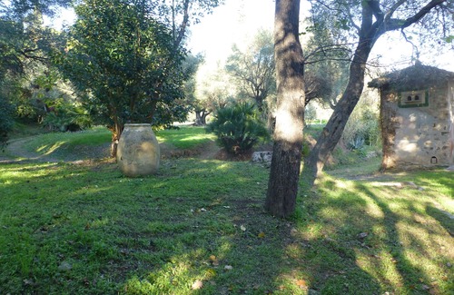 Hyeres House | Flat with loggia in a charming 18th century family estate, quiet, with independant entrance.