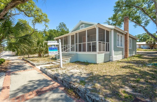 Carrabelle House | Flip Flop' N 2BR/2BA Home- Down Town Carrabelle