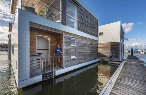 Kroeslin House | Floating House 1 Struck with fireplace - 01. Floating Houses (95 m²) with fireplace