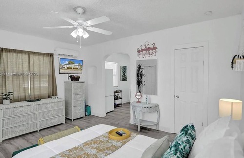 Lake Worth Cottage | FLOCKS + FEATHERS: 4 mins away from beach/casino