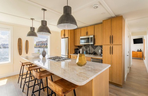 Canton Boat Rental | FLOHOM 12 - Luxe On-Water Retreat in Fells Point