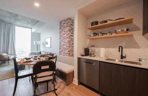 Rainey Street Historic District Condo | Floor 22 King, Rooftop Pool, Free Cabanas, Dogs OK